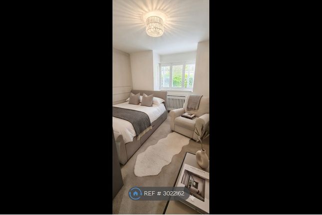 Flat   Outwood Lane, Chipstead, Coulsdon photo 5