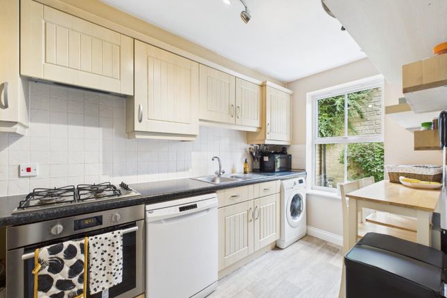 24, Middlefield Court, Keighley photo 2