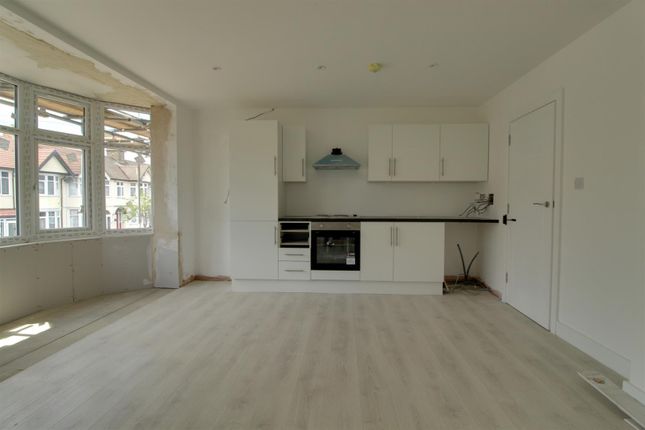 Flat to rent in Thornhill Gardens, Barking