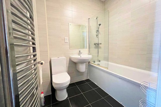Flat to rent in Hawtrey Close, Slough