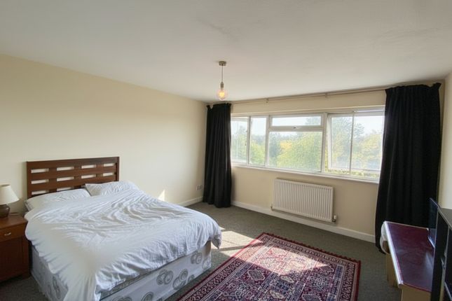 35, Travellers Way, Hounslow photo 3