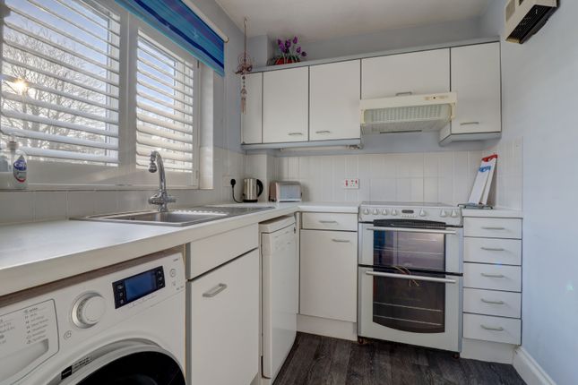 2 Peel Court,, Longwick Road, Buckinghamshire photo 3