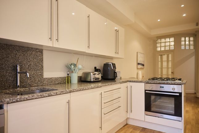 Kitchen 2.Jpeg