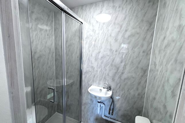 Room 3, 104a, Middle Street, Somerset photo 3