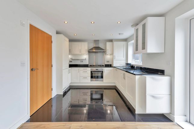 4 Laurie Lane, Royston photo 2