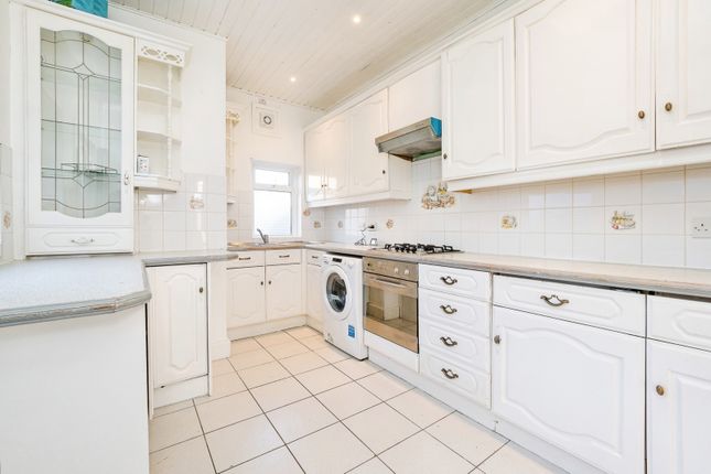 31, Clacton Road, London photo 3
