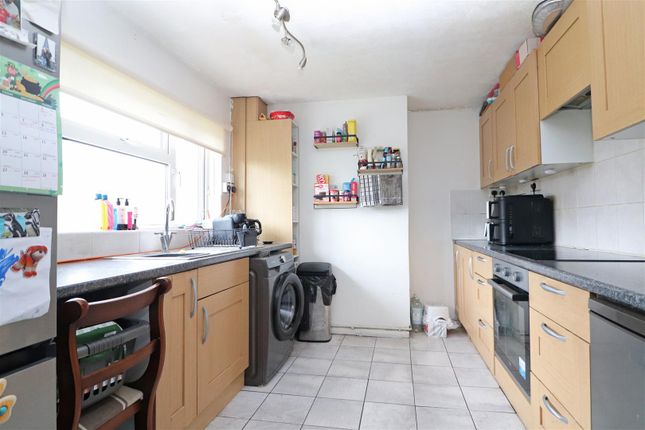 35, Tilers Way, Reigate photo 3