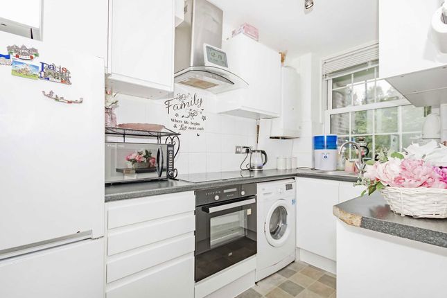 Flat 26, Brent Court, Emlyn Gardens, London photo 3