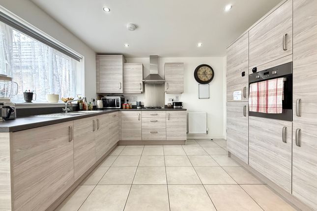 6 Nias Avenue, Faringdon photo 3