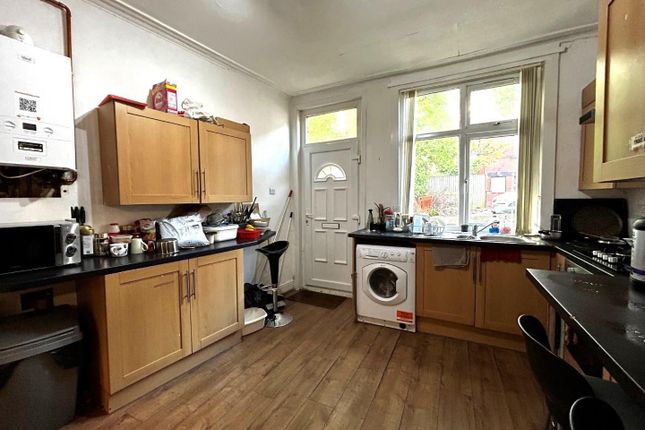 Room 5, 24 Village Place, Leeds photo 5