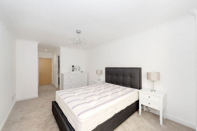 Flat for sale in Curlew Street, London