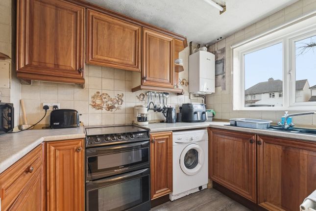 10, Willowmead, Staines-upon-Thames photo 3
