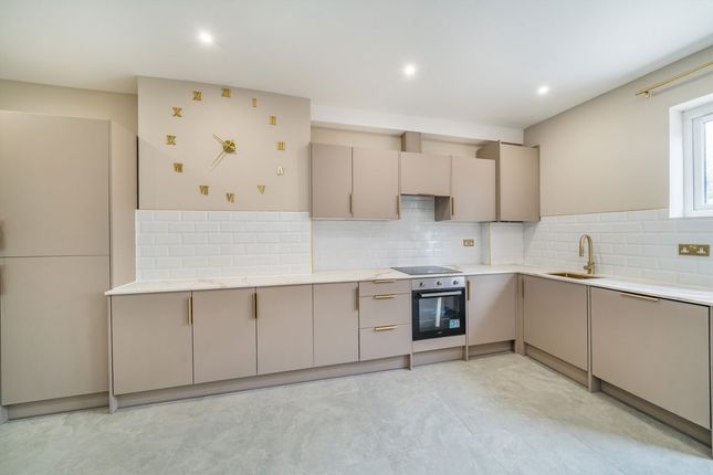 10, Moorcroft Road, London photo 4