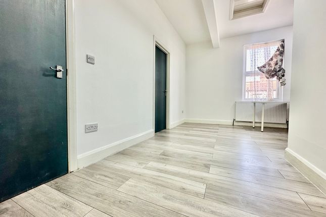 Flat 2, 183a, Richmond Road, Ilford photo 3