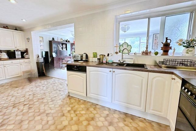 30, Toppesfield Avenue, Wickford photo 4