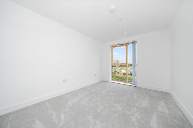 37, Starling Court, 1 West Way, London photo 2