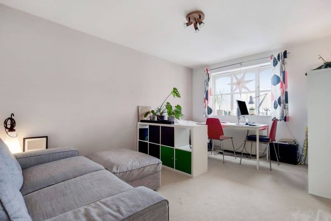 Thumbnail Flat to rent in Wheat Sheaf Close, Canary Wharf, London