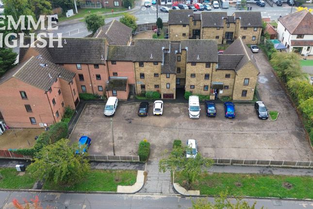 10 Evergreen Court Grange Avenue, Wickford photo 3
