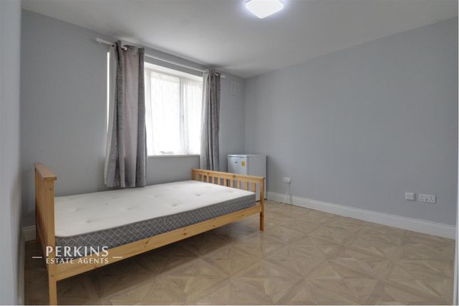 Room 4, 26, Townson Avenue, Northolt photo 2