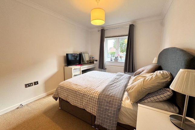 Flat 2, 102, The Lakes, Aylesford photo 4