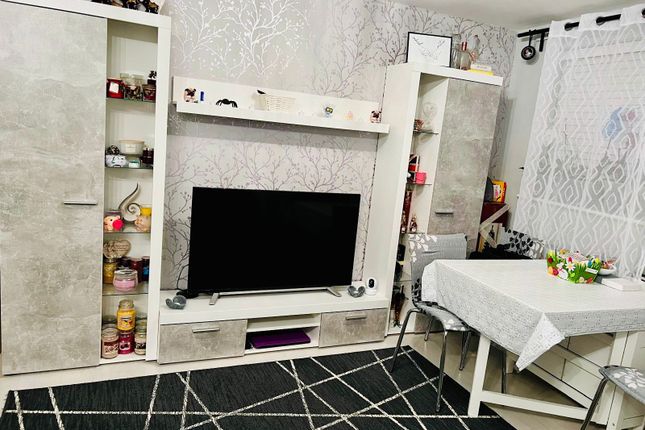 Flat 2, 21, Page Road, Feltham photo 3