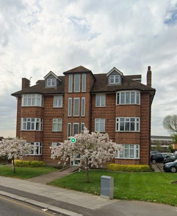 2-bed flat on Oakleigh Road North, London, £350,000