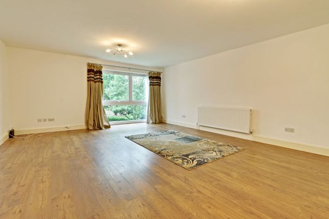 Flat to rent in Lucerne Close, Palmers Green
