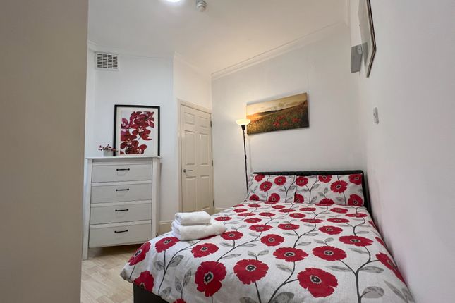 Duplex to rent in White Horse Street, London