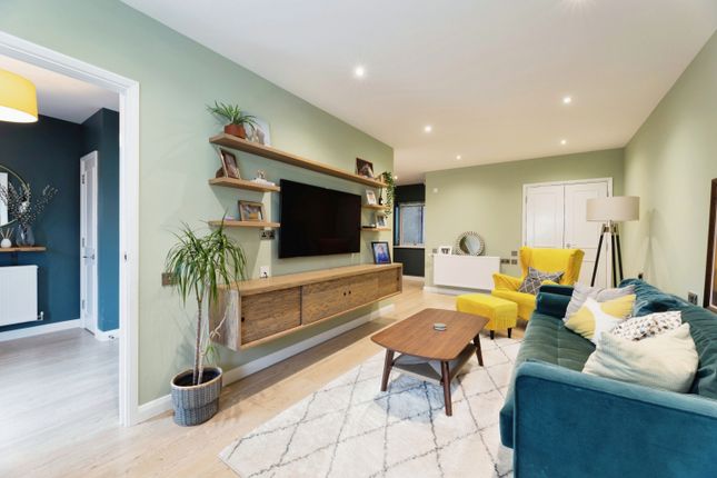 Thumbnail Flat for sale in Robinswood Gardens, London