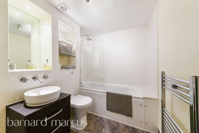 Flat for sale in Peckham Grove, London