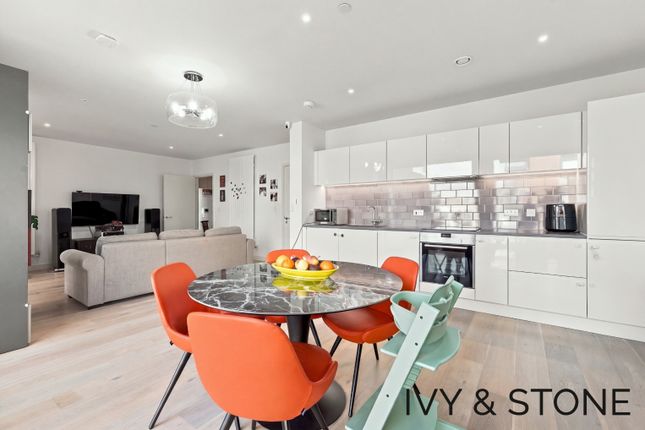 18 Royal Crest Avenue, Greater London photo 4