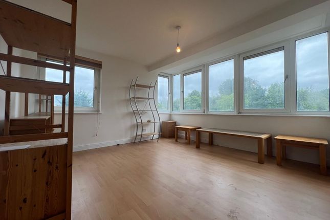 Flat 46, Tilehurst Court, Salford photo 4