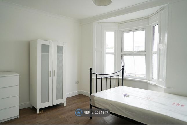 Mossford St, London photo 3