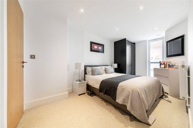 Flat to rent in Victoria Parade, London