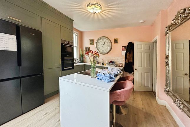 220, Gordon Avenue, Surrey photo 3