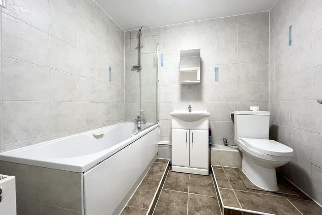 82a, Turners Hill, Cheshunt photo 4