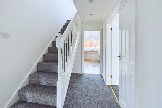 12 Redwood Drive, Aylesbury photo 2