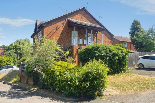 1-bed flat on 77A,, St. Peters Gardens, Farnham, £140,000