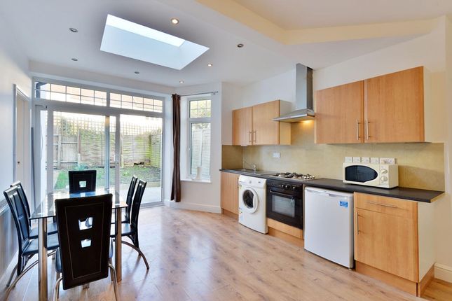 2@32 Clifton Gdns.02.Jpg