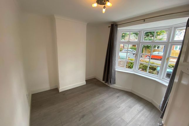 91 risley, Risley Avenue, London photo 4
