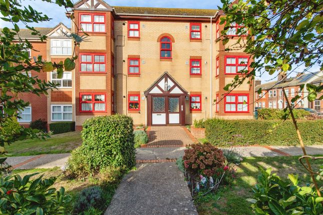 2-bed flat on Adrian Court, LOWESTOFT, £125,000