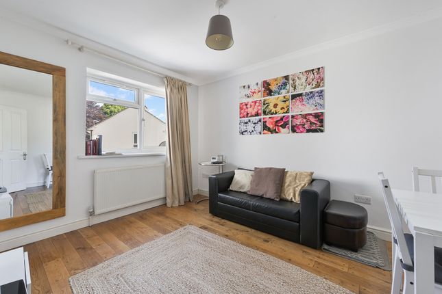 First Floor Flat 4, Station Gardens, London photo 2
