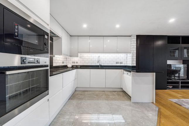 Flat 14, 50, Kensington Gardens Square, London photo 2