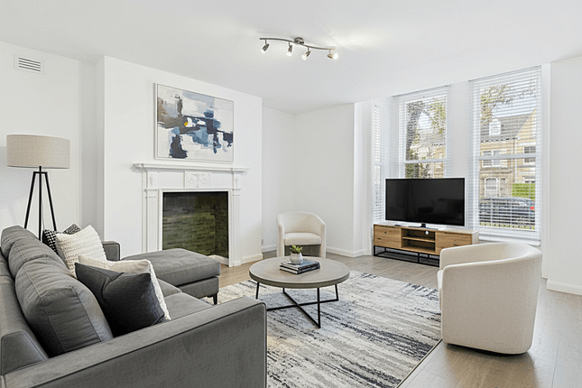 Modern First Floor Apartment With Private Parking