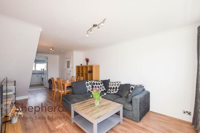 4, Turners Court, Cheshunt photo 2