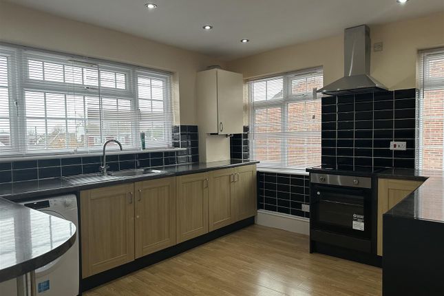 Flat to rent in Eastmead Avenue, Greenford