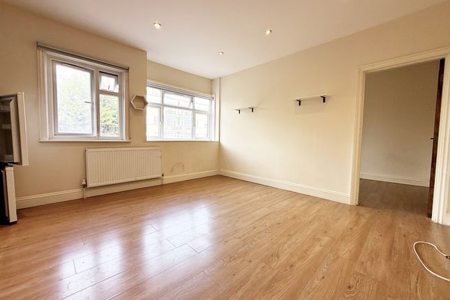 Flat 1, 30b, Bathurst Walk, Iver photo 2