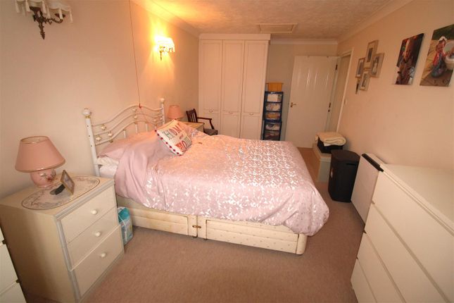 Flat for sale in Oakleigh Close, Swanley