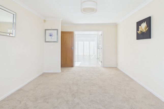 26, Victoria Road, Windsor photo 3