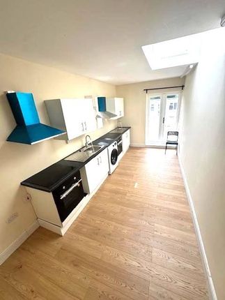 221, Whitton Avenue East, Greenford photo 3